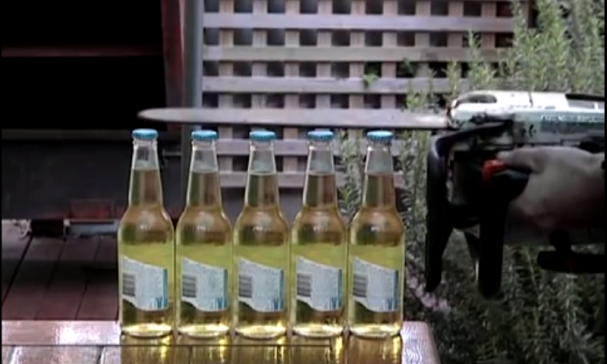 Biertjes openen met een kettingzaag